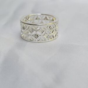 Silver tone band ring